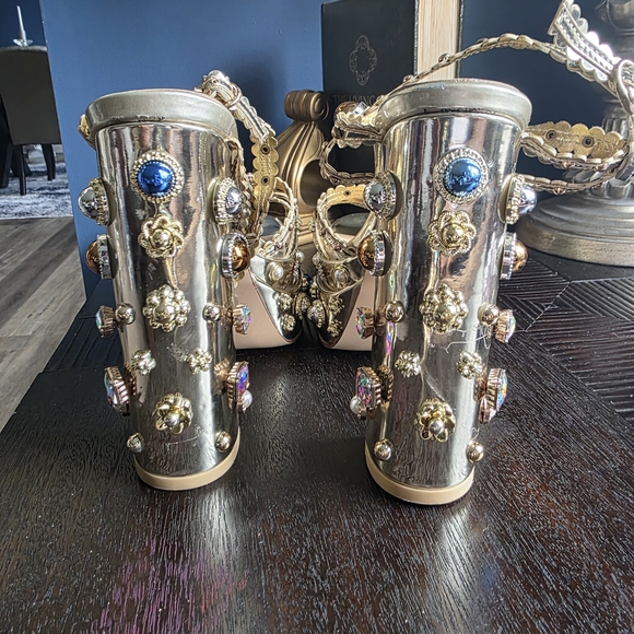 Gold Ornate Heels with Medium Height - Picture 4 of 5